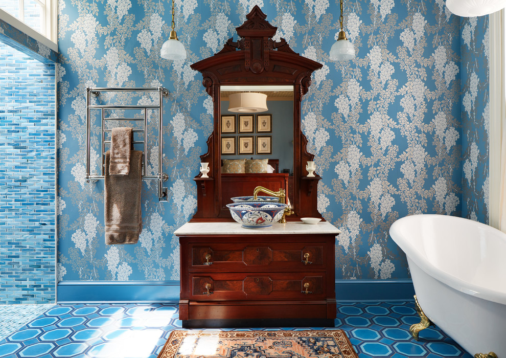 Стильный дизайн: главная ванная комната в восточном стиле с ванной на ножках, синими стенами, фасадами цвета дерева среднего тона, душем без бортиков, синей плиткой, настольной раковиной, синим полом, открытым душем и фасадами с утопленной филенкой - последний тренд