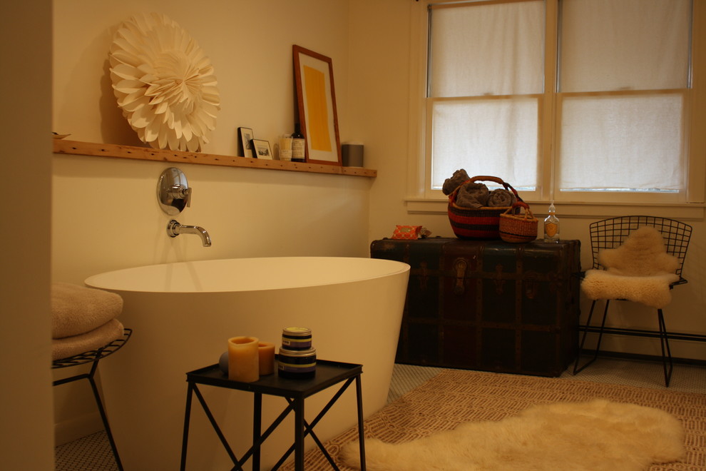 Großes Modernes Badezimmer En Suite mit Aufsatzwaschbecken, offenen Schränken, Waschtisch aus Holz, freistehender Badewanne, offener Dusche, Wandtoilette mit Spülkasten, weißen Fliesen, Keramikfliesen, weißer Wandfarbe und Mosaik-Bodenfliesen in Milwaukee