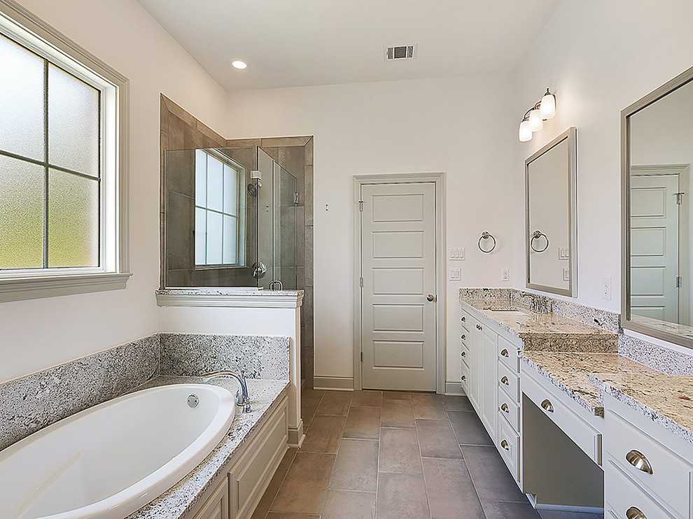 Foto på ett grå en-suite badrum, med luckor med upphöjd panel, grå skåp, ett platsbyggt badkar, en dusch i en alkov, porslinskakel, grå väggar, klinkergolv i porslin, ett nedsänkt handfat, granitbänkskiva, dusch med gångjärnsdörr, grå kakel och grått golv