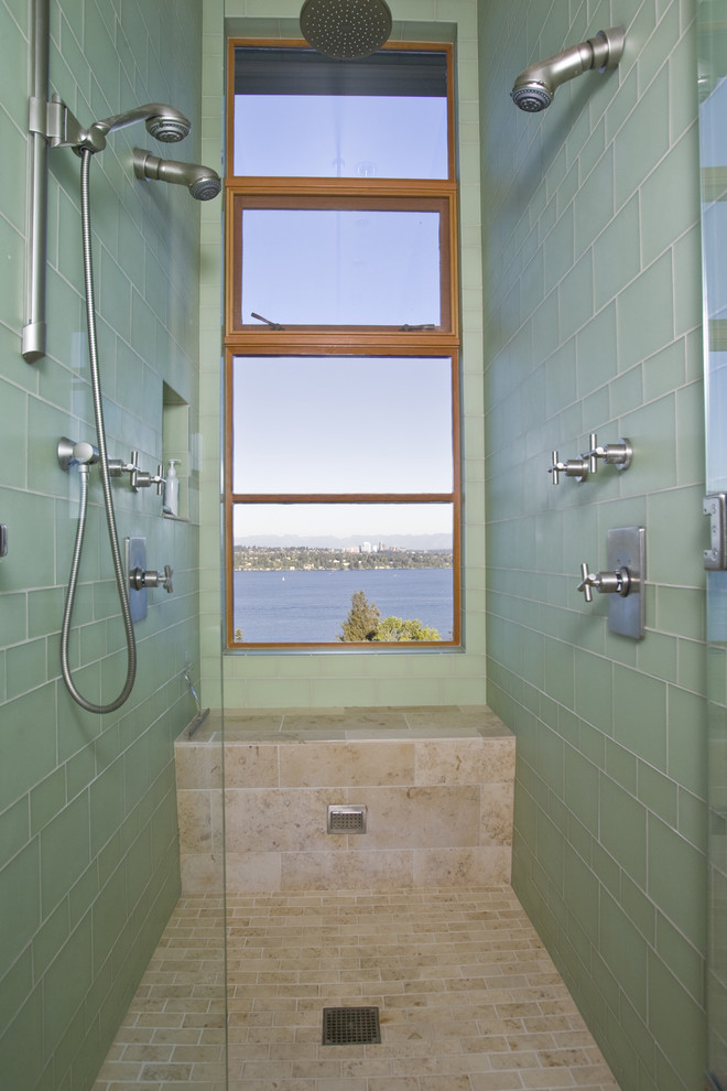 На фото: главная ванная комната в современном стиле с двойным душем, разноцветной плиткой, стеклянной плиткой и полом из керамогранита