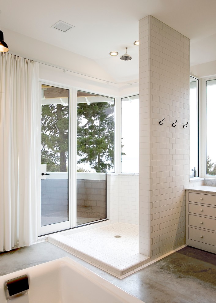 Пример оригинального дизайна: ванная комната в стиле неоклассика (современная классика) с открытым душем, белой плиткой, плиткой кабанчик, белыми стенами, бетонным полом и открытым душем