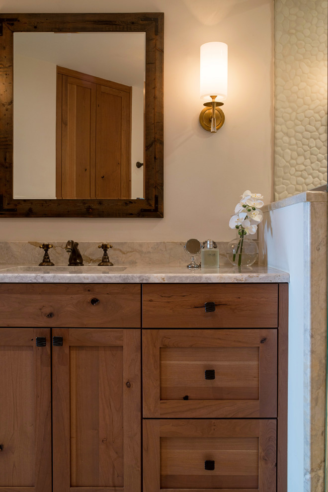 Esempio di una stanza da bagno padronale industriale di medie dimensioni con ante in stile shaker, ante in legno scuro, piastrelle beige, piastrelle di ciottoli, lavabo da incasso, top in quarzite e porta doccia a battente