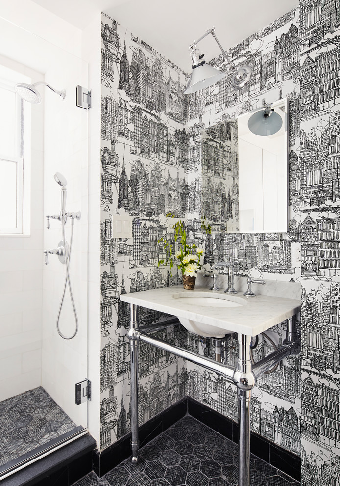 ニューヨークにある高級な中くらいなトランジショナルスタイルのおしゃれなバスルーム (浴槽なし) (大理石の床、大理石の洗面台、黒い床、開き戸のシャワー、白いタイル、マルチカラーの壁、アンダーカウンター洗面器) の写真