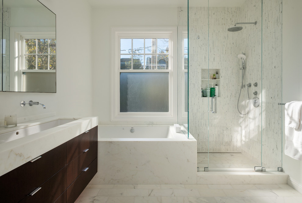 Diseño de cuarto de baño rectangular contemporáneo con lavabo de seno grande, armarios con paneles lisos, puertas de armario de madera en tonos medios, bañera encastrada sin remate, ducha esquinera y baldosas y/o azulejos blancos