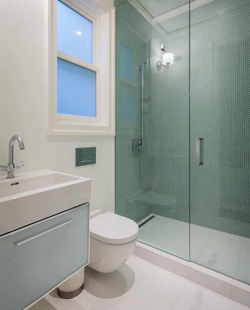 サンフランシスコにあるコンテンポラリースタイルのおしゃれな浴室 (一体型シンク、アルコーブ型シャワー、青いタイル、モザイクタイル) の写真
