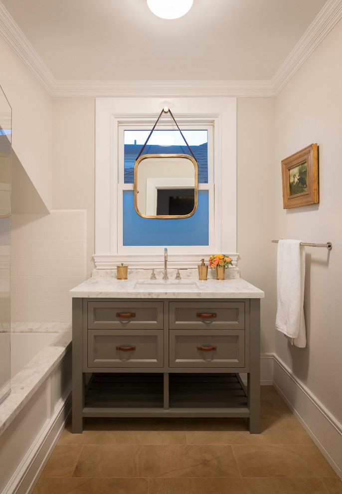 Стильный дизайн: ванная комната в стиле неоклассика (современная классика) с врезной раковиной, серыми фасадами, полновстраиваемой ванной, душем над ванной, белой плиткой, плиткой кабанчик, бежевыми стенами и фасадами с утопленной филенкой - последний тренд