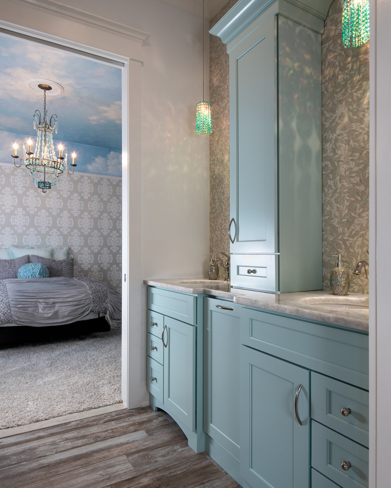 Идея дизайна: детская ванная комната среднего размера в стиле шебби-шик с врезной раковиной, плоскими фасадами, синими фасадами, серой плиткой, плиткой мозаикой, серыми стенами и полом из керамогранита