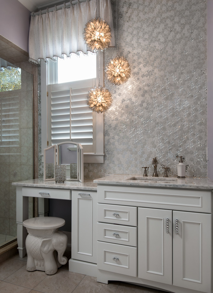 Immagine di una stanza da bagno padronale shabby-chic style con ante con bugna sagomata, ante bianche e top in marmo