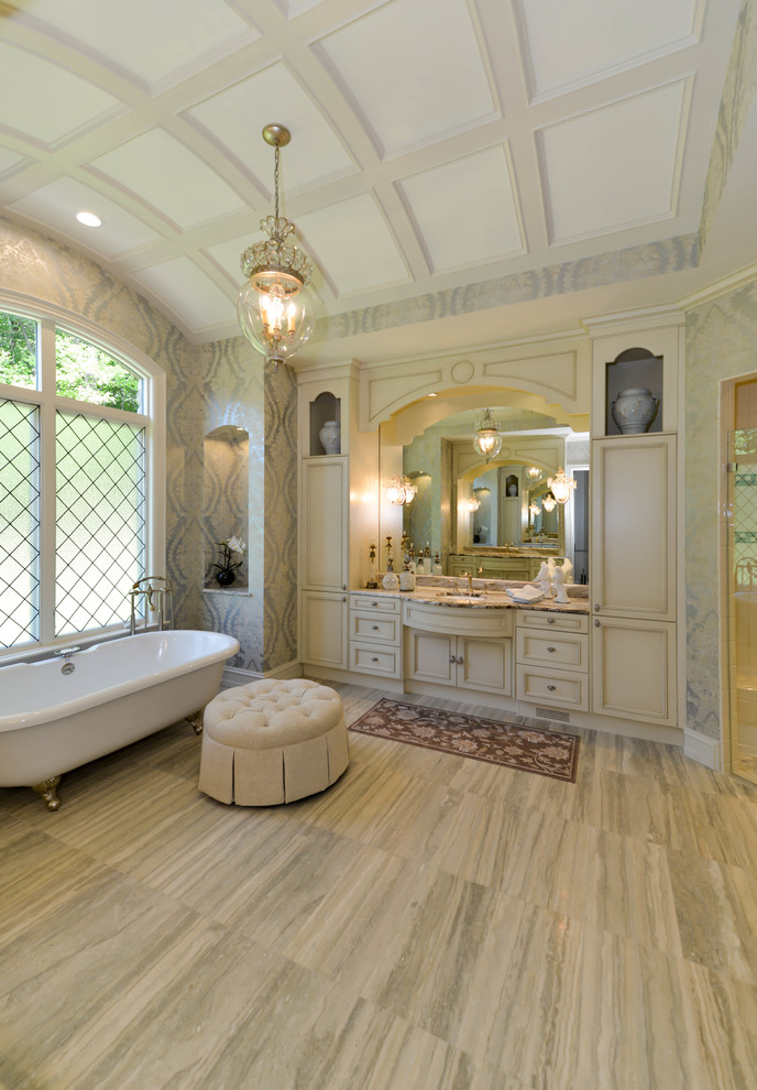 На фото: большая главная ванная комната в стиле шебби-шик с фасадами островного типа, бежевыми фасадами, серой плиткой и столешницей из гранита