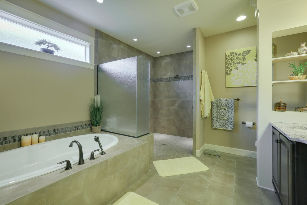 Idee per una stanza da bagno padronale stile americano di medie dimensioni con lavabo sottopiano, vasca ad alcova, doccia a filo pavimento, piastrelle beige e pareti beige