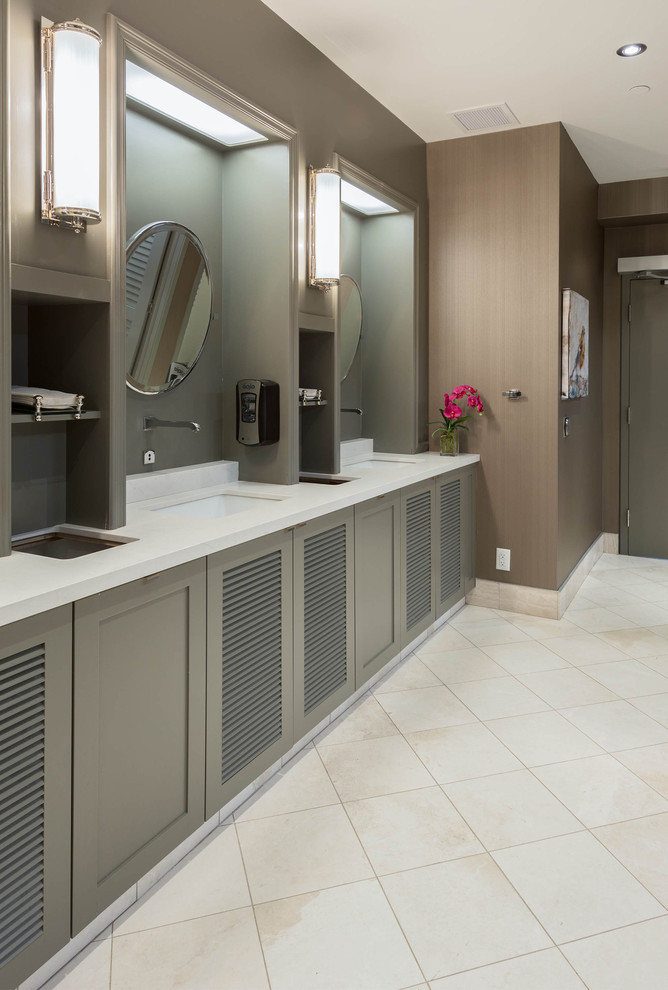 Bild på ett stort funkis en-suite badrum, med luckor med lamellpanel, grå skåp, laminatbänkskiva, flerfärgad kakel, porslinskakel, klinkergolv i porslin, bruna väggar, ett undermonterad handfat och vitt golv