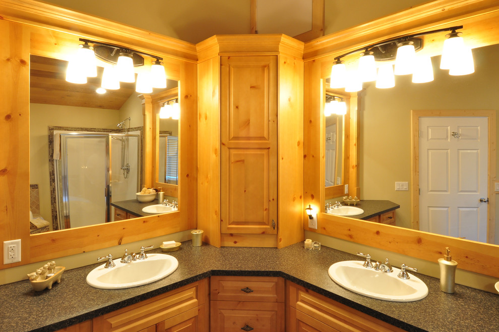 Klassisches Badezimmer mit hellbraunen Holzschränken und Laminat-Waschtisch in Vancouver