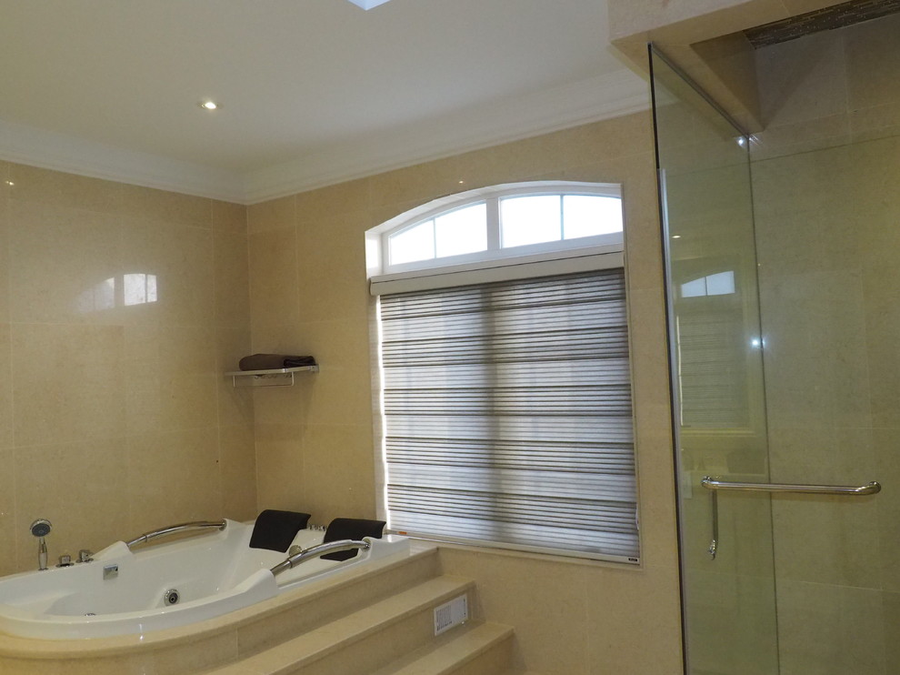 Immagine di una piccola stanza da bagno padronale minimal con doccia ad angolo, piastrelle beige e pareti beige