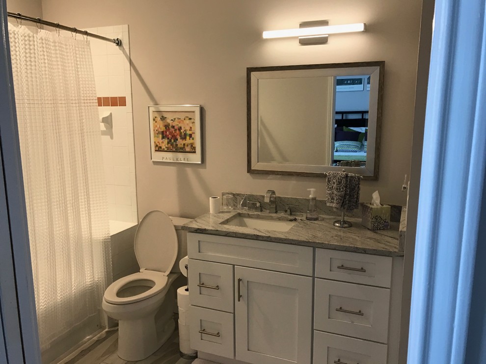 Modern inredning av ett litet en-suite badrum, med skåp i shakerstil, grå skåp, ett fristående badkar, en hörndusch, en toalettstol med separat cisternkåpa, grå kakel, vit kakel, keramikplattor, vita väggar, klinkergolv i porslin, ett undermonterad handfat och bänkskiva i kvarts