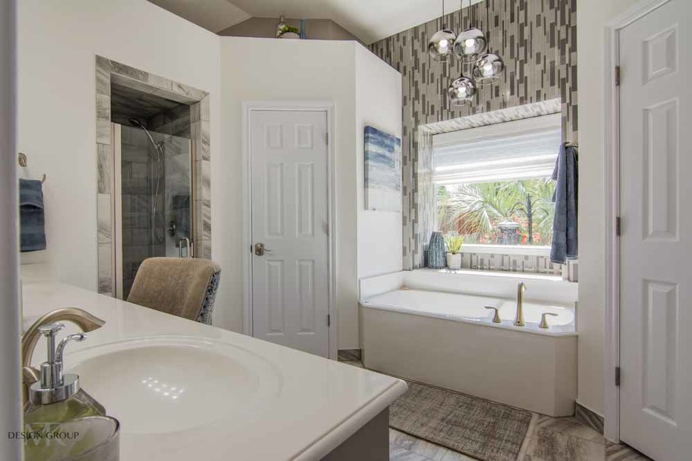 Inredning av ett modernt mellanstort vit vitt en-suite badrum, med ett badkar i en alkov, en dusch i en alkov, ett integrerad handfat och dusch med gångjärnsdörr
