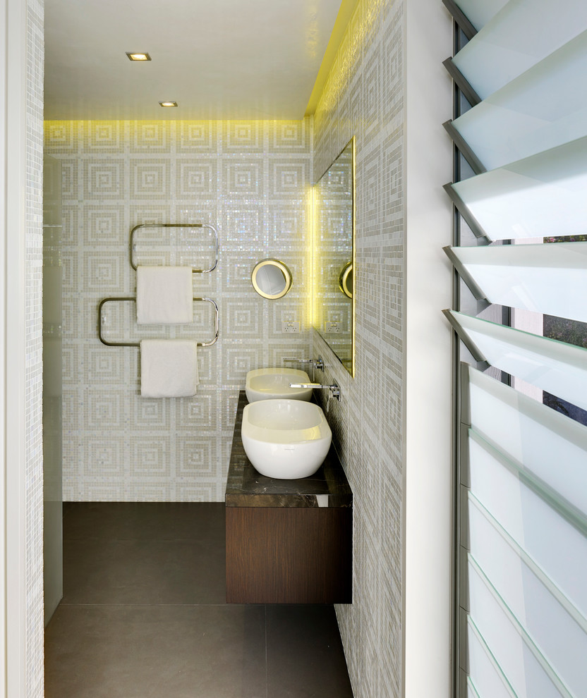Inspiration för ett mellanstort funkis en-suite badrum, med skåp i mörkt trä, marmorbänkskiva, vit kakel, mosaik, vita väggar, klinkergolv i keramik och ett fristående handfat