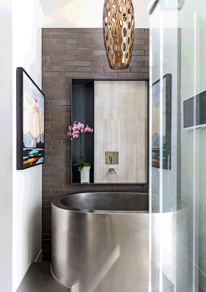 Réalisation d'une petite salle de bain principale design avec un placard à porte plane, des portes de placard marrons, un bain japonais, WC suspendus, un carrelage beige, un carrelage de pierre, un mur blanc, un sol en carrelage de céramique, un lavabo de ferme et un sol gris.