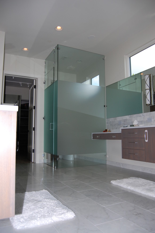На фото: большая главная ванная комната в стиле модернизм с душем в нише с