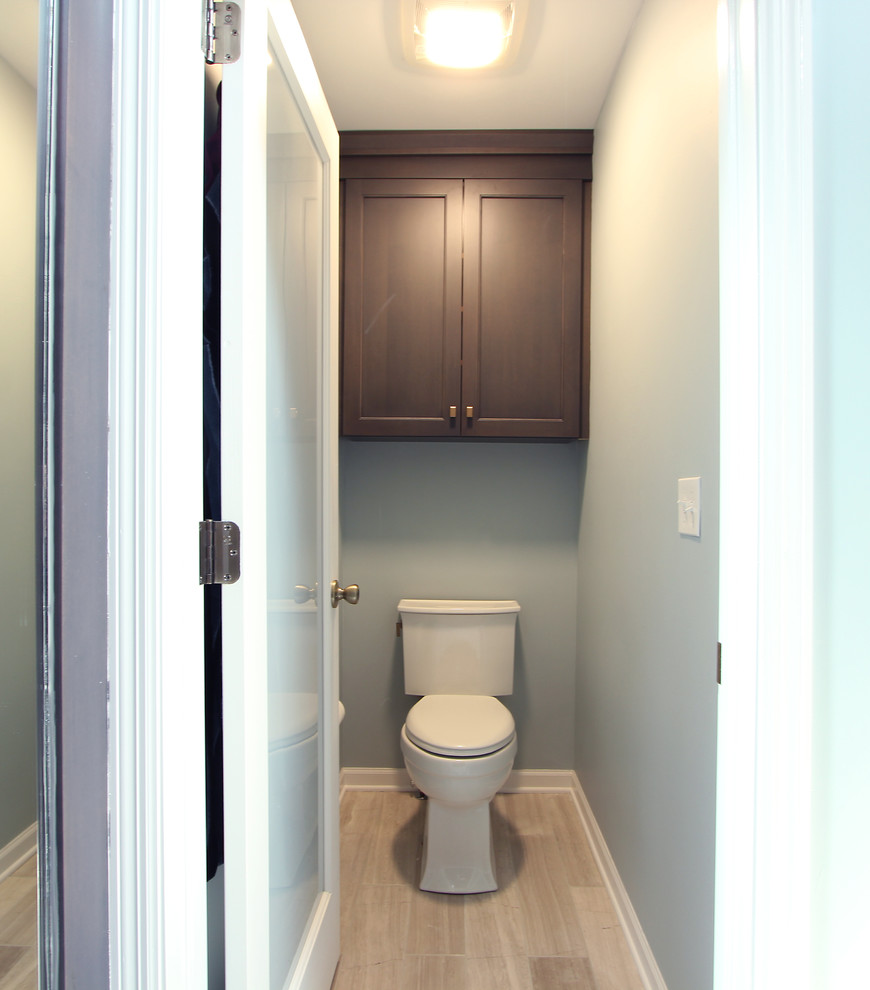 Idéer för ett stort klassiskt beige toalett, med luckor med infälld panel, grå skåp, en toalettstol med separat cisternkåpa, flerfärgad kakel, glasskiva, grå väggar, kalkstensgolv, ett undermonterad handfat, bänkskiva i kvarts och grått golv