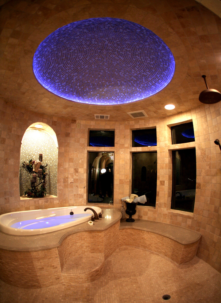 Imagen de cuarto de baño principal mediterráneo grande con jacuzzi, baldosas y/o azulejos beige, baldosas y/o azulejos en mosaico, suelo con mosaicos de baldosas y paredes marrones