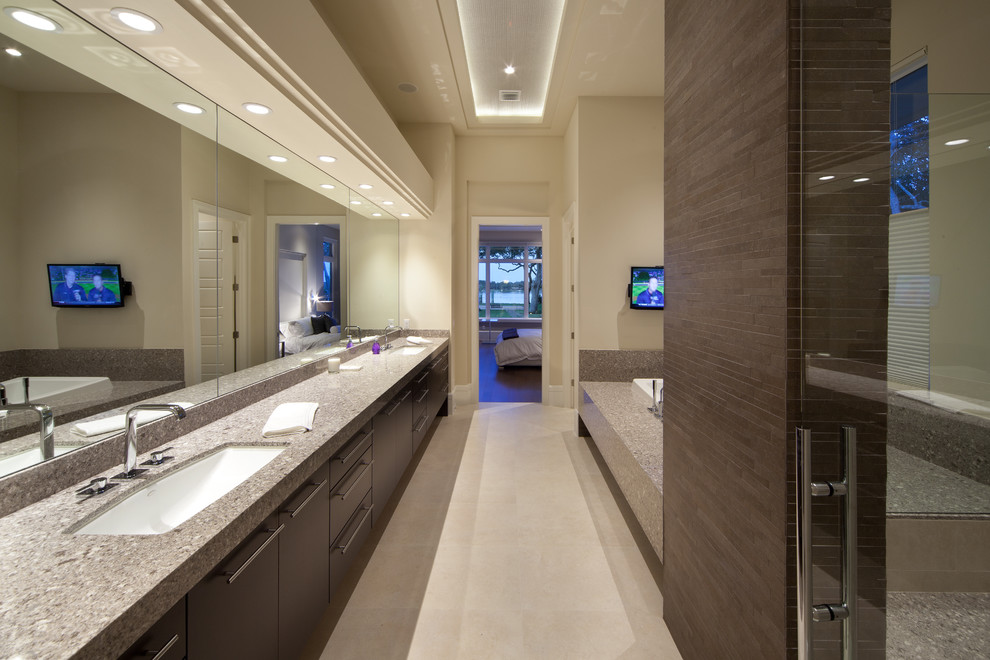 На фото: узкая и длинная ванная комната в современном стиле с врезной раковиной и плоскими фасадами с