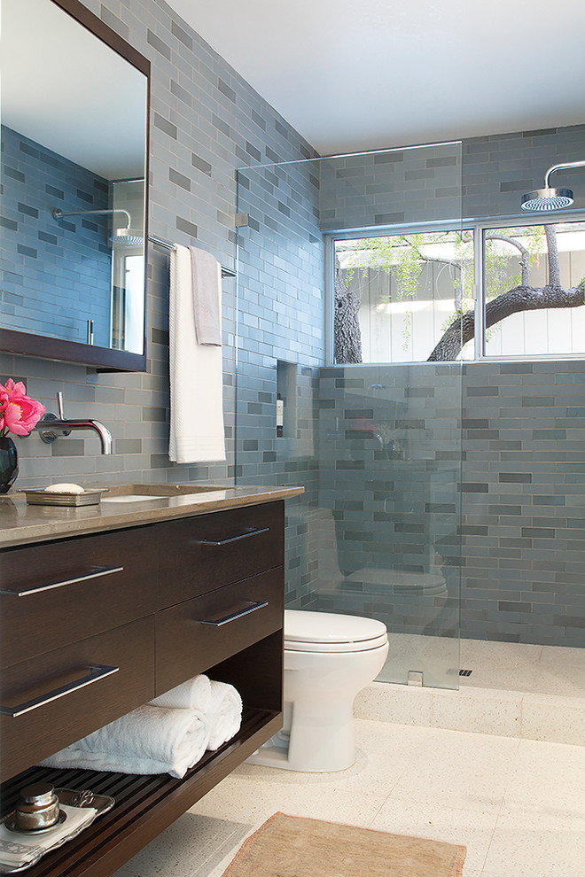 Cette image montre une salle de bain principale traditionnelle en bois foncé de taille moyenne avec un placard sans porte, une douche ouverte, WC à poser, un carrelage gris, un carrelage métro, un mur bleu, un sol en marbre, un lavabo encastré et un plan de toilette en quartz.