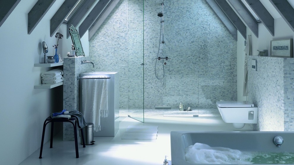 Cette photo montre une très grande salle de bain principale moderne avec une baignoire indépendante, une douche ouverte et WC suspendus.