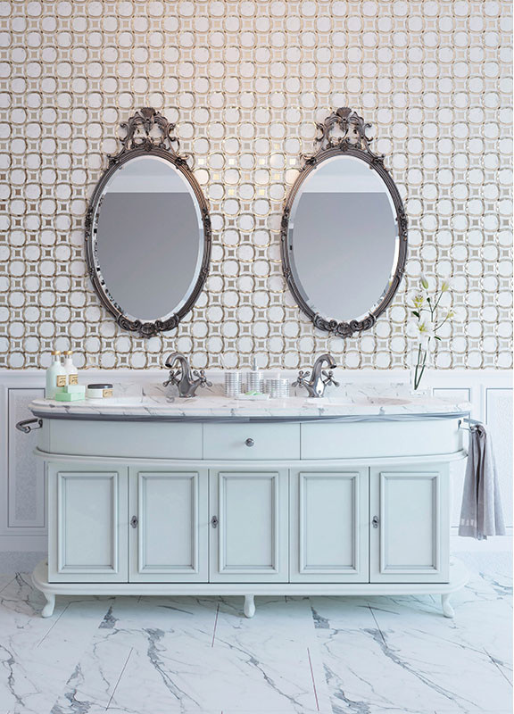 Cette image montre une salle de bain avec un carrelage blanc et du carrelage en marbre.