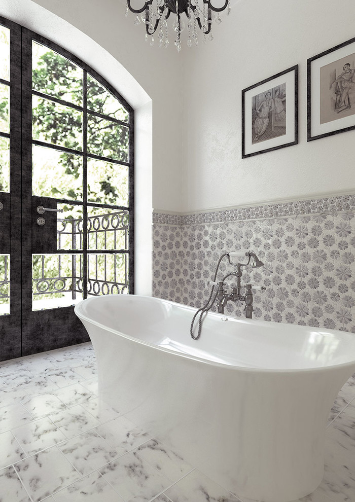 Ejemplo de cuarto de baño tradicional con baldosas y/o azulejos blancos, baldosas y/o azulejos de mármol, bañera exenta, paredes grises, suelo de mármol y suelo multicolor