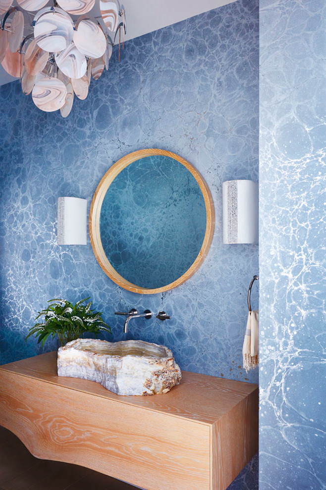 Esempio di una stanza da bagno design con pareti blu, lavabo a bacinella, top in legno e top marrone