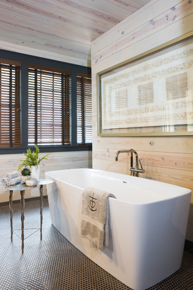 Пример оригинального дизайна: главная ванная комната среднего размера в стиле рустика с отдельно стоящей ванной, бежевыми стенами, полом из мозаичной плитки и коричневым полом