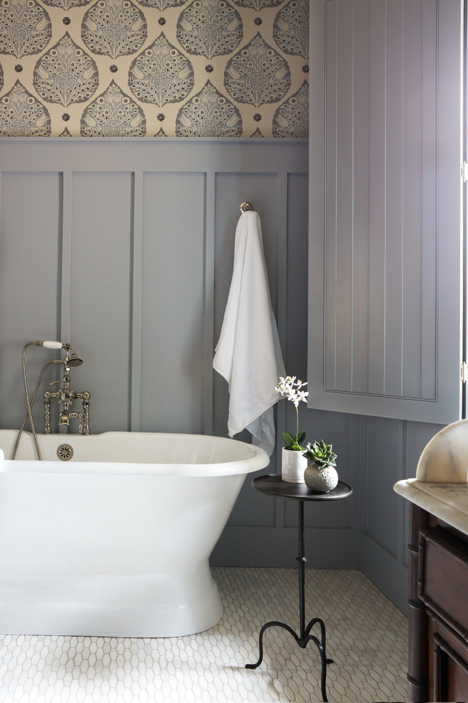 Стильный дизайн: главная ванная комната среднего размера в классическом стиле - последний тренд
