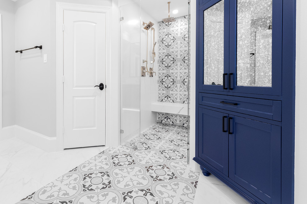 Klassisk inredning av ett mellanstort vit vitt en-suite badrum, med möbel-liknande, blå skåp, ett fristående badkar, en kantlös dusch, en toalettstol med hel cisternkåpa, vit kakel, keramikplattor, grå väggar, klinkergolv i keramik, ett undermonterad handfat, bänkskiva i kvarts, vitt golv och dusch med gångjärnsdörr
