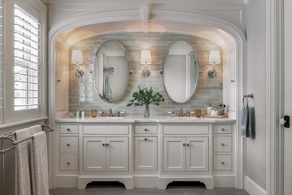 Immagine di una stanza da bagno padronale costiera con ante a filo, ante bianche, piastrelle grigie, piastrelle diamantate, pareti grigie, top in marmo, pavimento grigio e top bianco