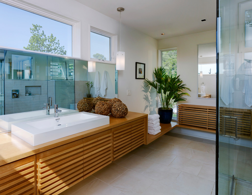 Imagen de cuarto de baño moderno con lavabo sobreencimera