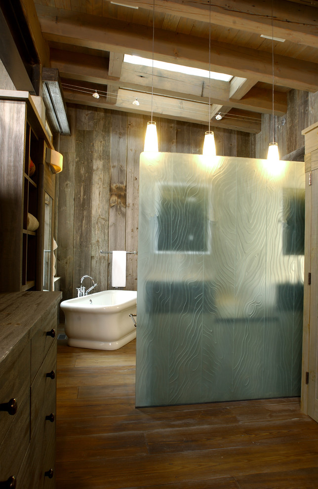 Идея дизайна: ванная комната в стиле рустика с отдельно стоящей ванной