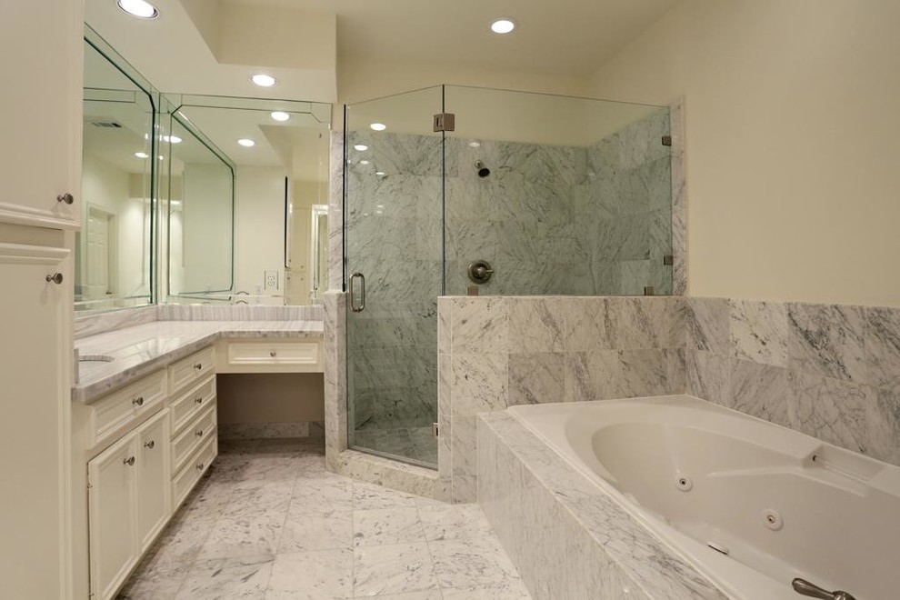 Idee per una stanza da bagno padronale design di medie dimensioni con vasca ad alcova, doccia ad angolo, lastra di pietra e pavimento in marmo