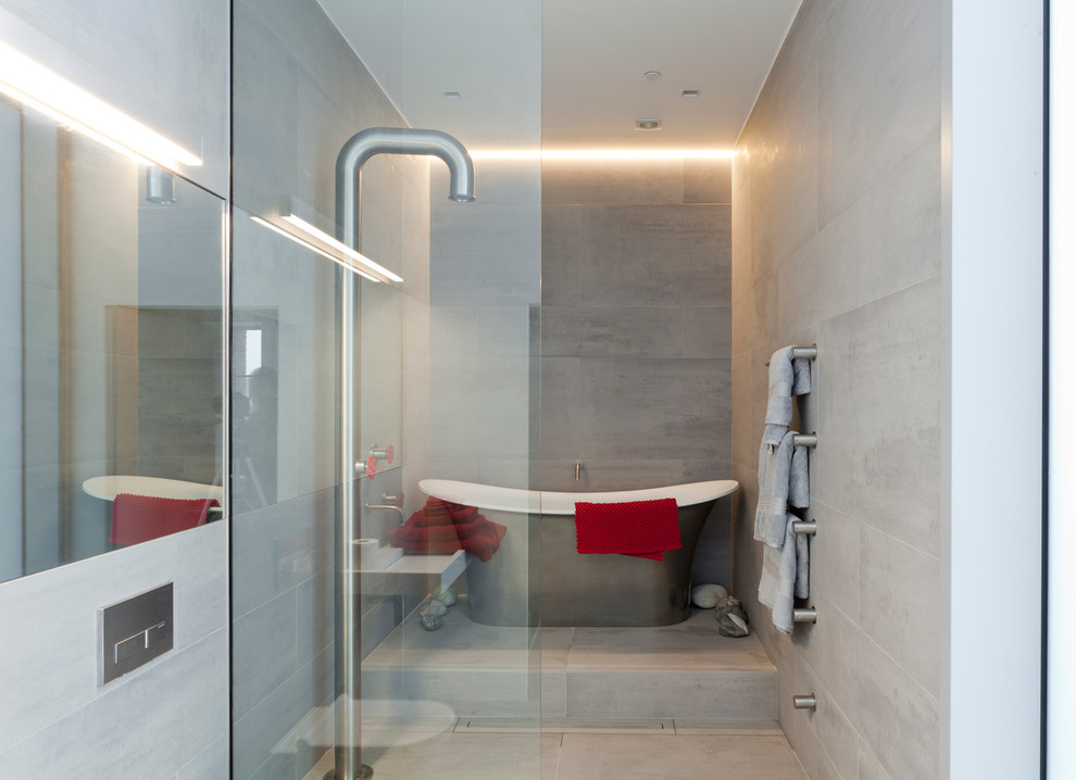 Modernes Badezimmer mit freistehender Badewanne, offener Dusche, grauen Fliesen und offener Dusche in Orange County