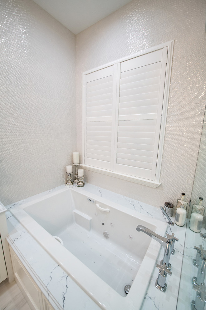 Свежая идея для дизайна: большая главная ванная комната в стиле неоклассика (современная классика) с фасадами с выступающей филенкой, белыми фасадами, накладной ванной, двойным душем, унитазом-моноблоком, белой плиткой, керамогранитной плиткой, серыми стенами, мраморным полом, врезной раковиной, стеклянной столешницей, белым полом, душем с распашными дверями и белой столешницей - отличное фото интерьера