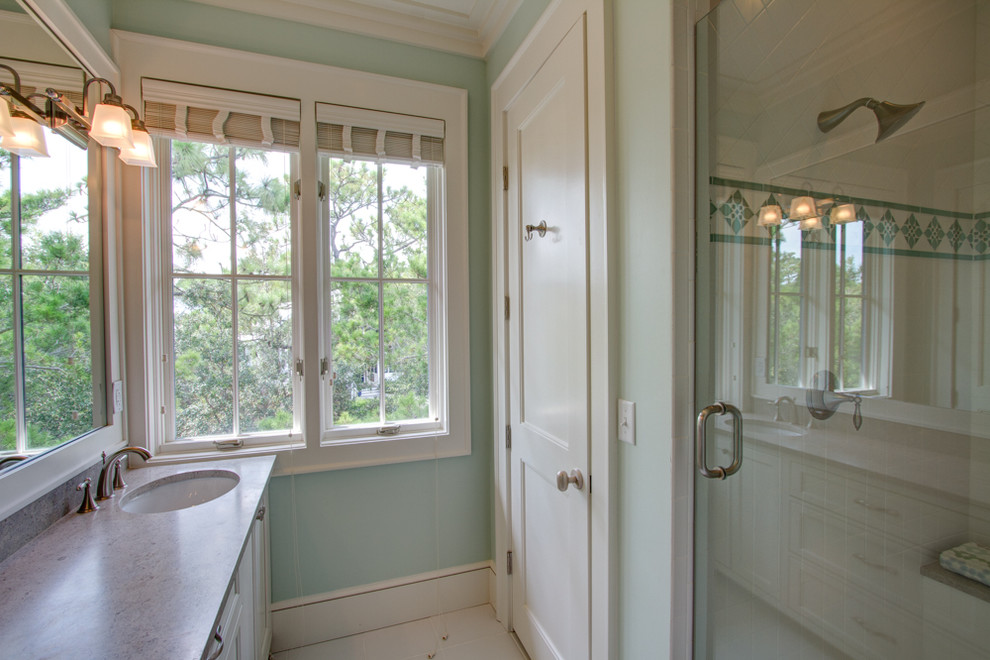 Пример оригинального дизайна: главная ванная комната среднего размера в классическом стиле с фасадами цвета дерева среднего тона, раздельным унитазом, бежевой плиткой, цементной плиткой, бежевыми стенами, врезной раковиной и столешницей из талькохлорита