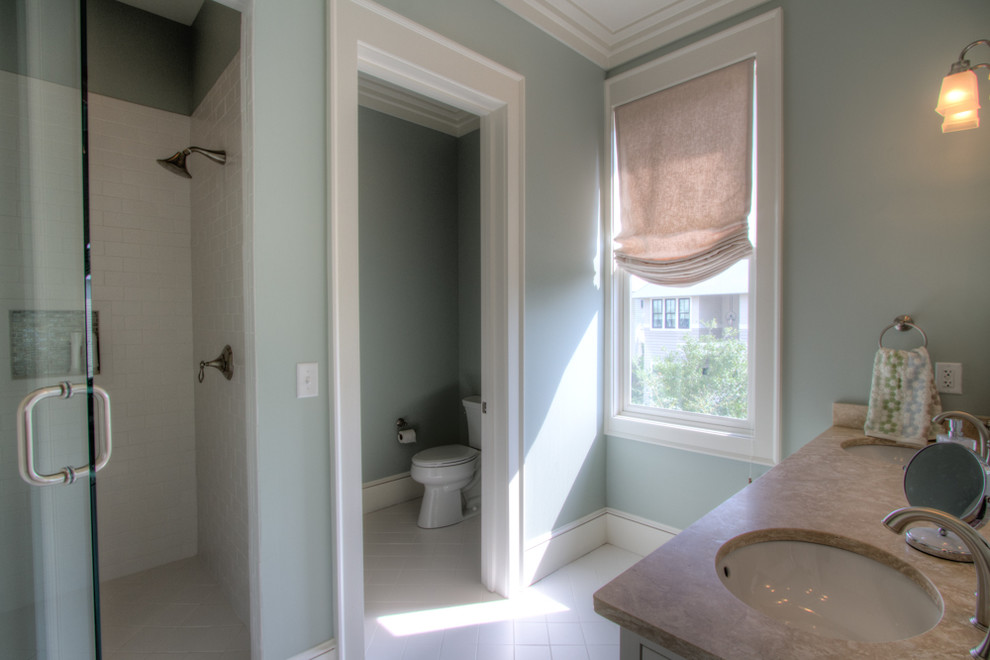 Идея дизайна: главная ванная комната среднего размера в классическом стиле с фасадами цвета дерева среднего тона, раздельным унитазом, бежевой плиткой, цементной плиткой, бежевыми стенами, врезной раковиной и столешницей из талькохлорита