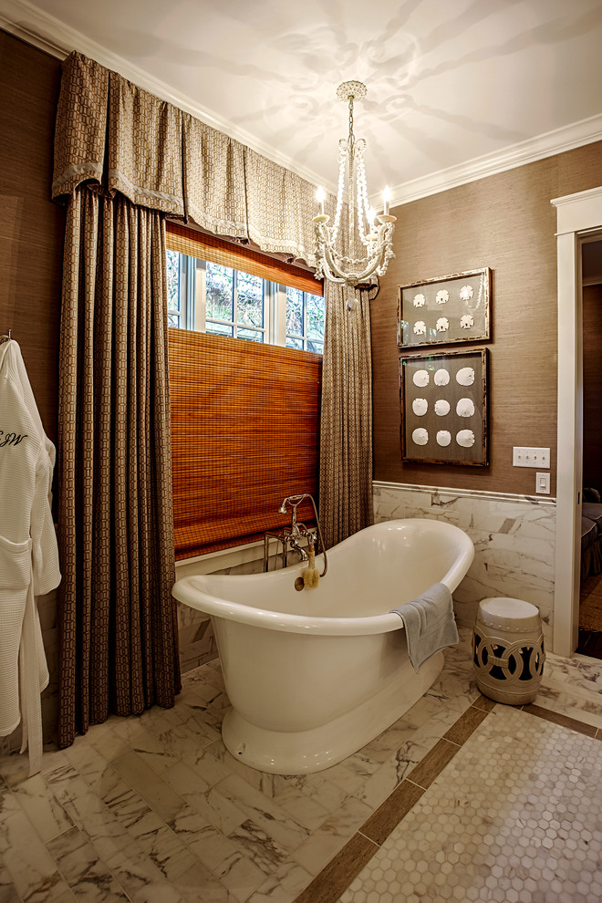 Idée de décoration pour une salle de bain principale marine de taille moyenne avec une baignoire indépendante, un mur marron, un sol en marbre et un sol gris.