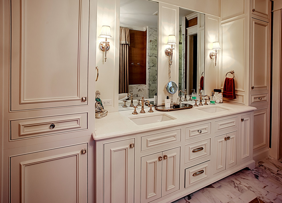 Foto på ett stort maritimt en-suite badrum, med luckor med infälld panel, vita skåp, vita väggar, marmorgolv, ett undermonterad handfat, bänkskiva i akrylsten och grått golv