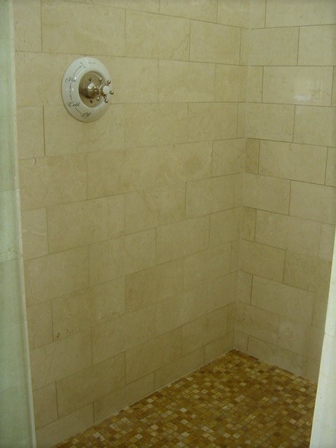 Immagine di una grande stanza da bagno padronale stile marinaro con ante in stile shaker, ante in legno scuro, vasca da incasso, piastrelle beige, piastrelle in pietra, pavimento con piastrelle a mosaico e top in marmo