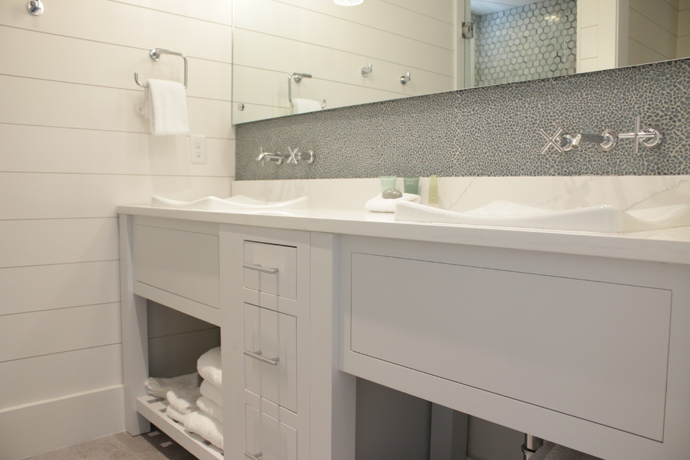 Bild på ett stort funkis en-suite badrum, med släta luckor, vita skåp, grå kakel, kakel i småsten, vita väggar, klinkergolv i porslin, ett nedsänkt handfat, bänkskiva i kvarts och beiget golv