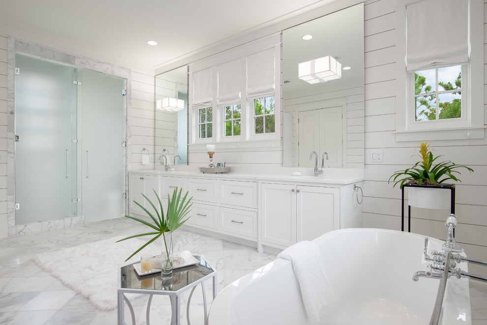 Свежая идея для дизайна: главная ванная комната в морском стиле с фасадами в стиле шейкер, белыми фасадами, душем в нише, белыми стенами, мраморным полом, белым полом, душем с распашными дверями, белой столешницей и окном - отличное фото интерьера