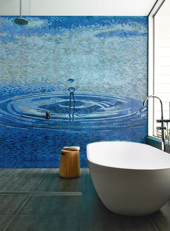 Cette photo montre une salle de bain tendance avec un carrelage bleu et mosaïque.