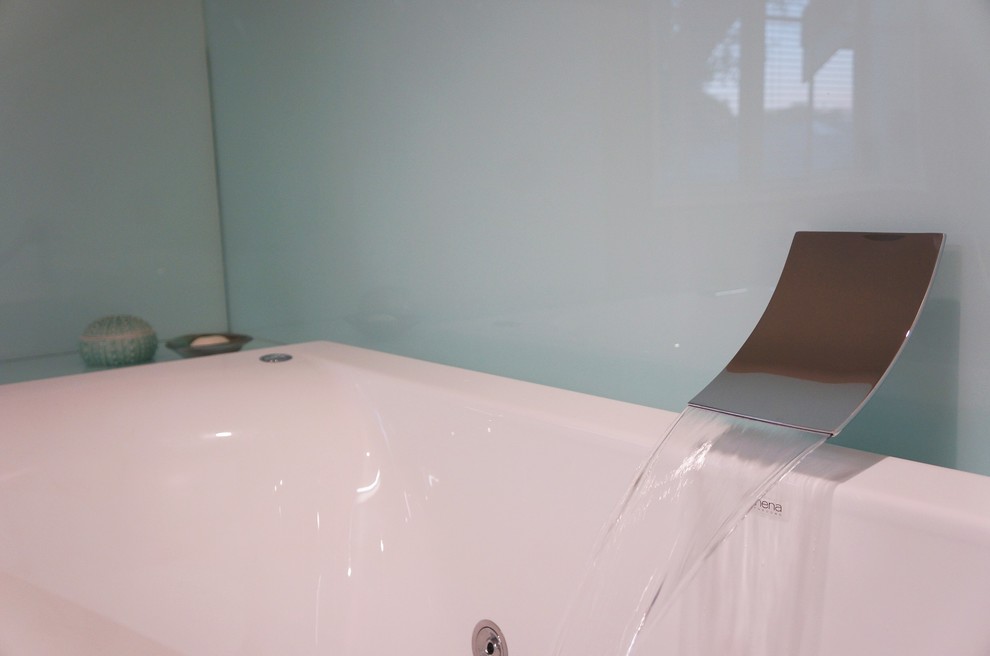 Свежая идея для дизайна: главная ванная комната среднего размера в современном стиле с белыми фасадами, накладной ванной, синими стенами и полом из винила - отличное фото интерьера