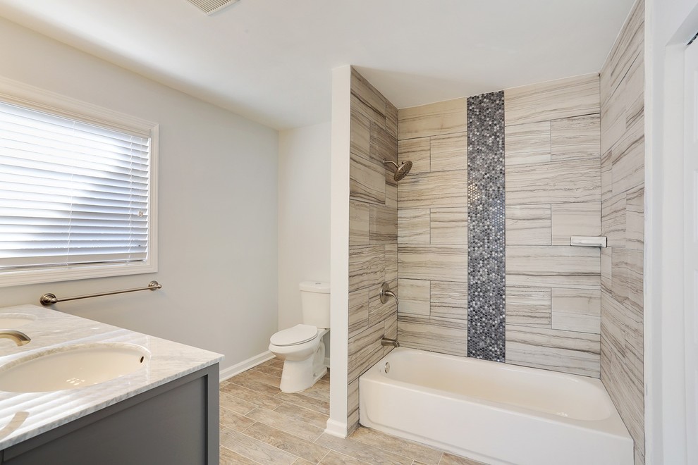 Cette photo montre une salle de bain principale rétro en bois brun de taille moyenne avec un placard en trompe-l'oeil, une baignoire posée, un carrelage vert, des carreaux de céramique, un mur gris, un sol en carrelage de porcelaine et un plan de toilette en stéatite.
