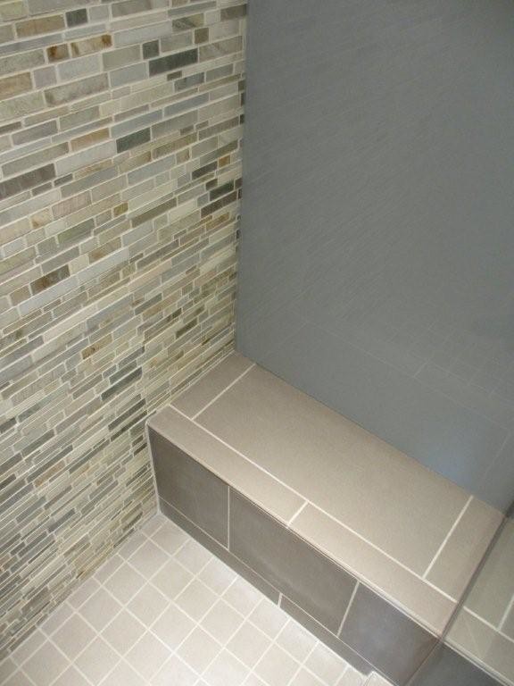 Example of a minimalist bathroom design in Minneapolis